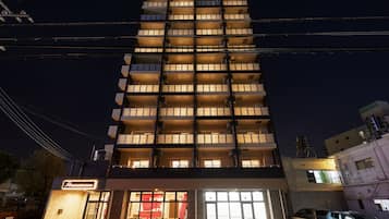 Fachada de la propiedad por la tarde o noche