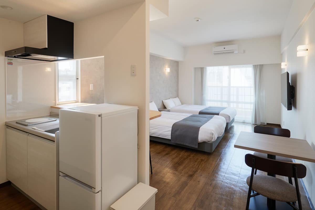 Roupas de cama premium, escrivaninha, cortinas blackout