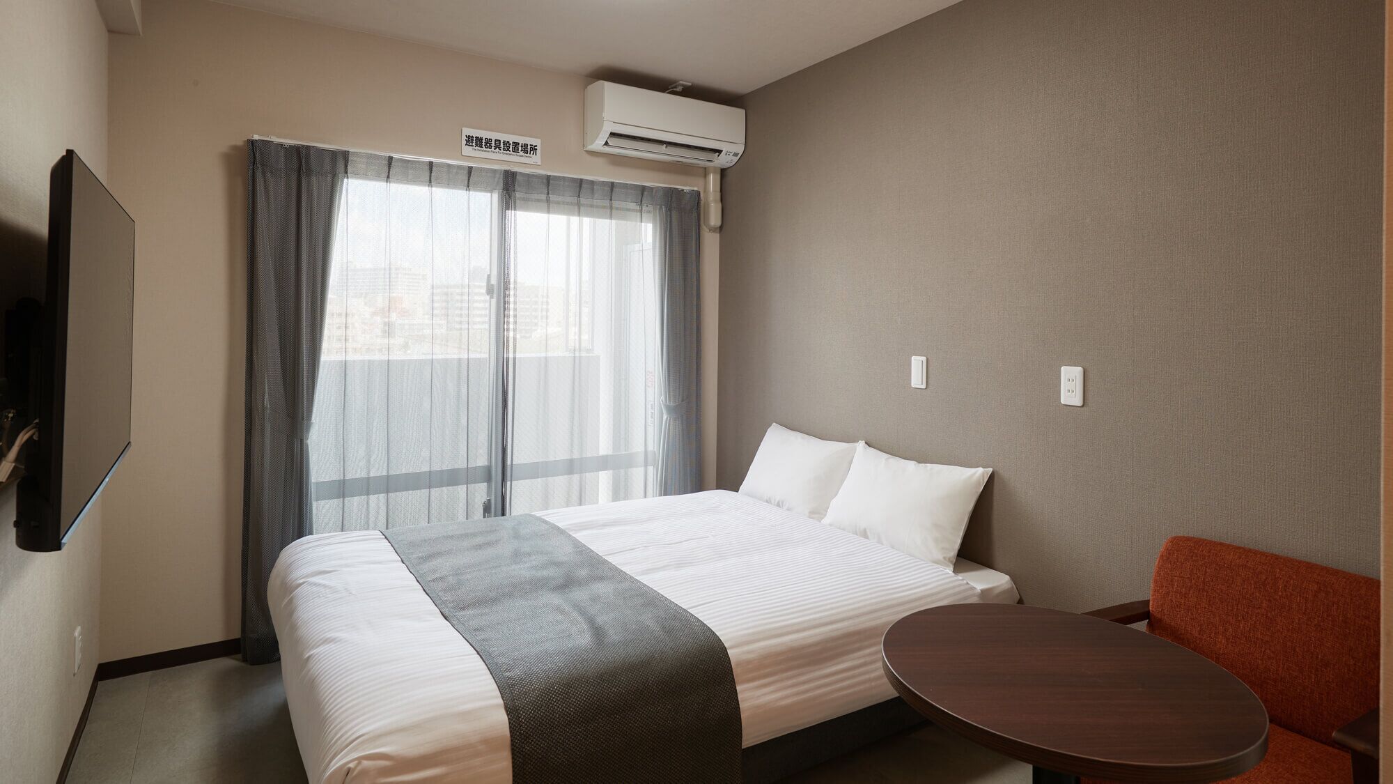 Premium bedding, desk, blackout curtains, free WiFi