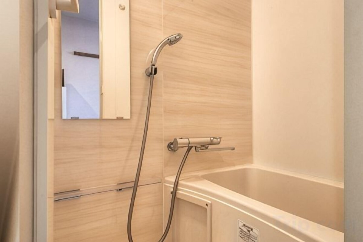 Salle de bain | Baignoire et douche séparées, articles de toilette (gratuits)
