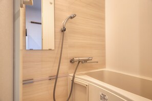 标准双人房, 无烟房 | 浴室 | 独立的浴缸和淋浴、免费洗浴用品、吹风机、拖鞋