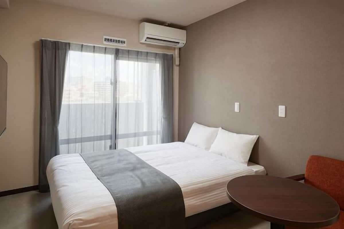 Premium bedding, desk, blackout drapes, free WiFi