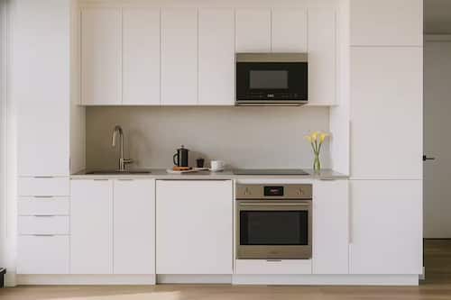 大型冷蔵庫、オーブン、電気ポット、調理器具と食器