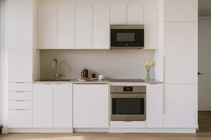 Full-size fridge, oven, electric kettle, cookware/dishes/utensils