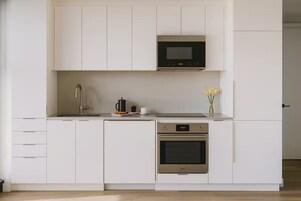 大冰箱、烤箱、电热水壶、厨具/餐具