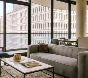 总统公寓 | 起居区 | 40-英寸纯平电视 （配备数码频道）、电视