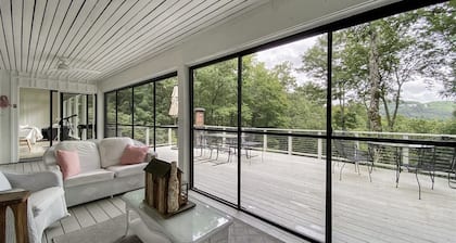 The Tree House | Elegant Mid-Century Modern with Guest Cottage & Hot Tub