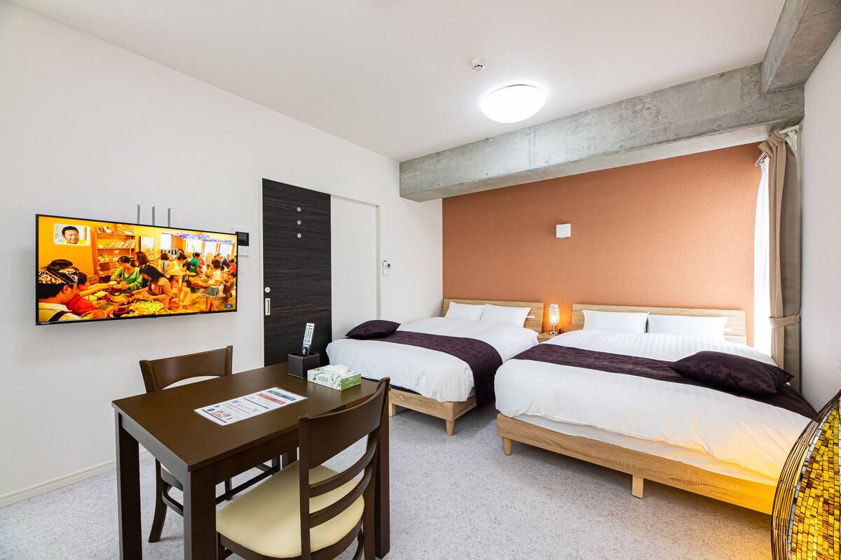 Cortinas blackout, wifi gratis y ropa de cama