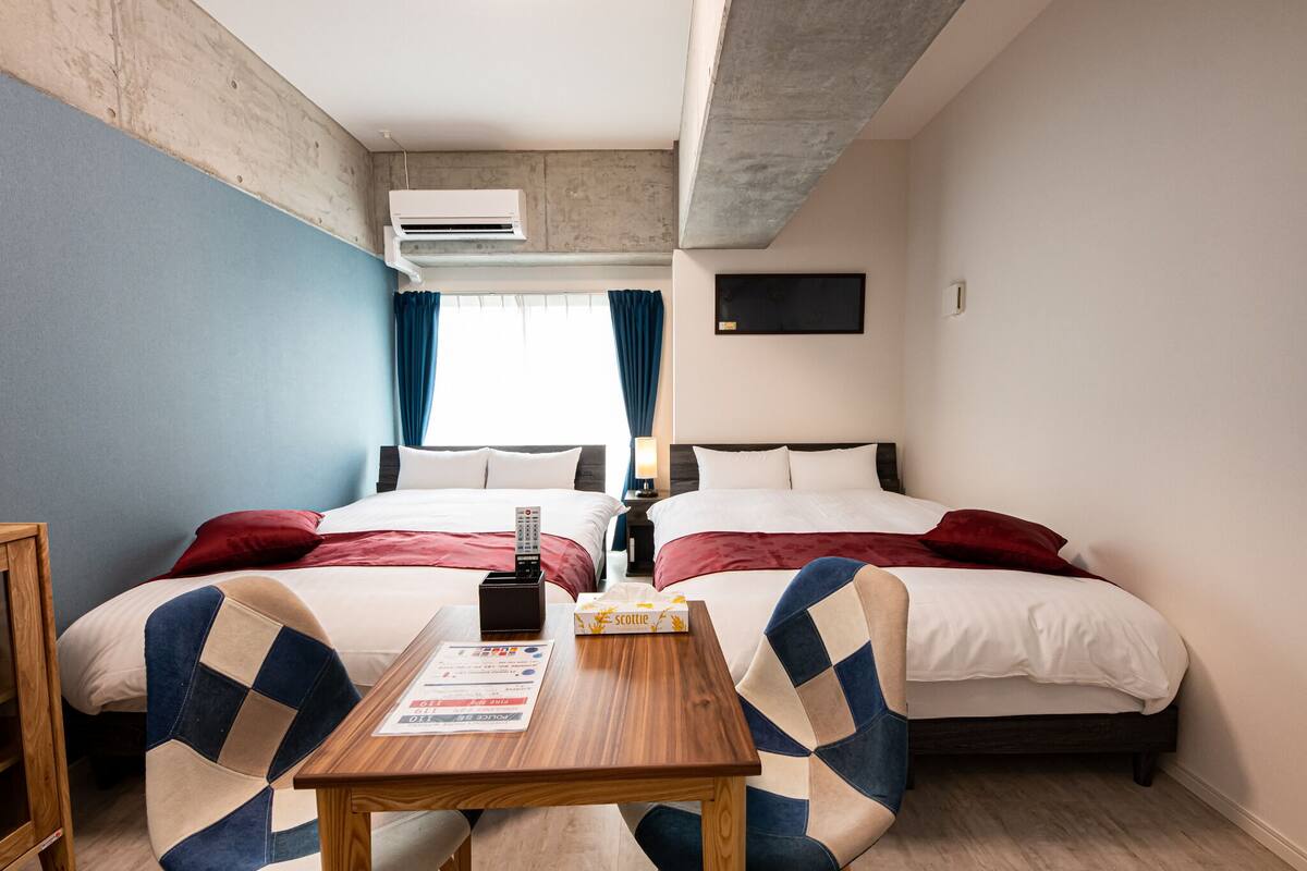 Cortinas blackout, wifi gratis y ropa de cama