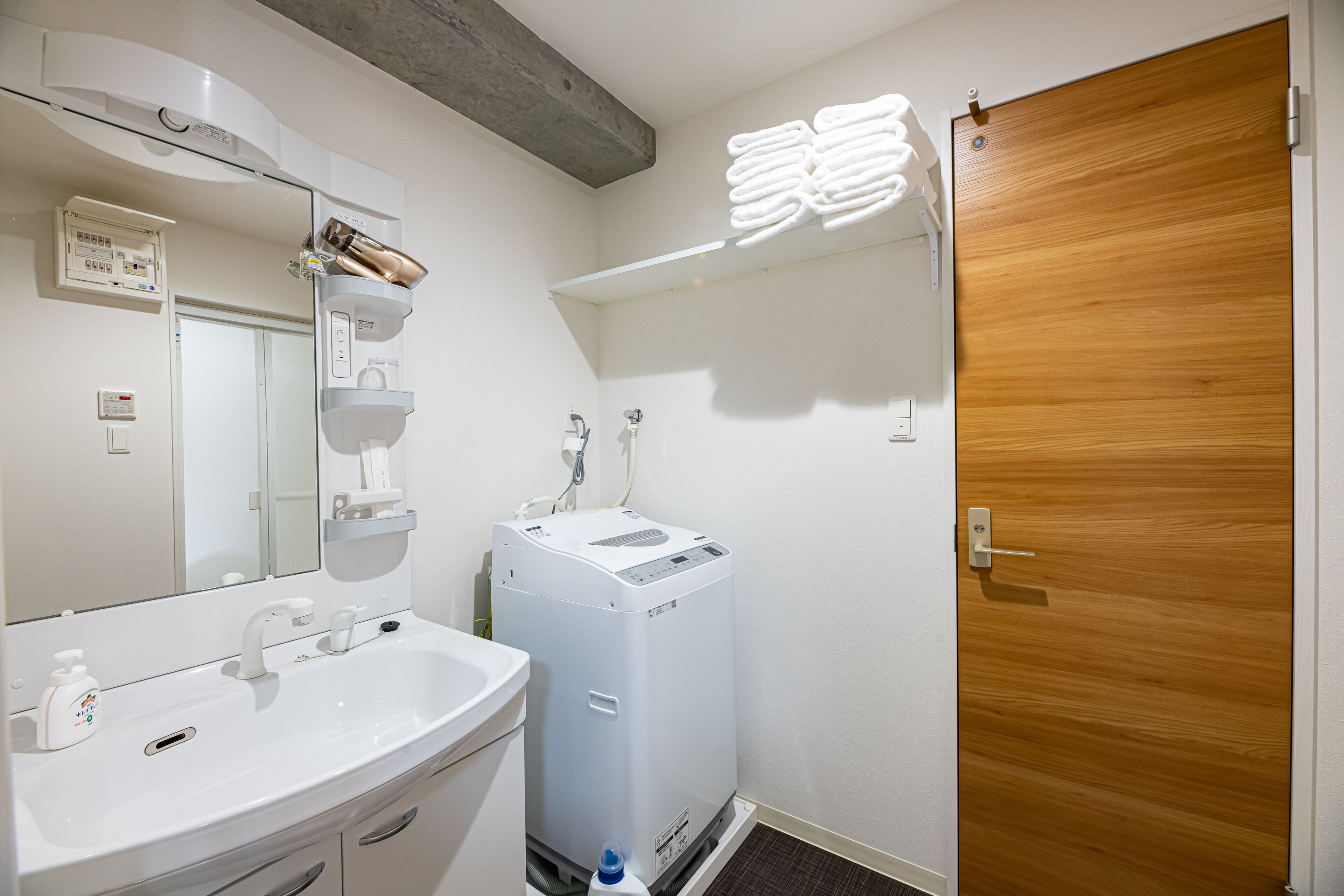 Căn hộ Superior | Phòng tắm | Bồn tắm và buồng tắm vòi sen riêng, máy sấy tóc, dép đi trong nhà 