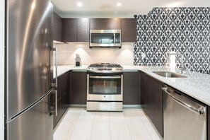 雪櫃、微波爐、焗爐、爐具