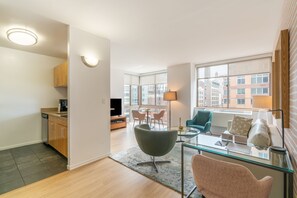TV - Modern One Bedroom in Chelsea, Steps from the High (New York)