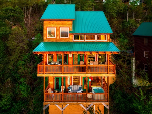 BEAUTIFUL Views!• 7mi ➡️Dollywood • 4 Ensuite Bedrooms • Hot Tub• Highly Rated ⭐️