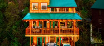 Family-Friendly• Stunning Views • 7 Mi to Dollywood •Hot Tub• Highly Rated!