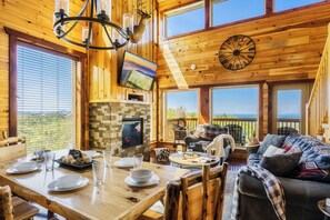 Smart TV, fireplace, video games, DVD player - Family-Friendly• Stunning Views • 7 Mi to Dollywood •Hot Tub• Highly Rated! (Sevierville)
