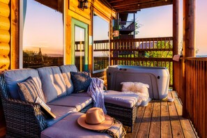 Terrace/patio - Family-Friendly• Stunning Views • 7 Mi to Dollywood •Hot Tub• Highly Rated! (Sevierville)