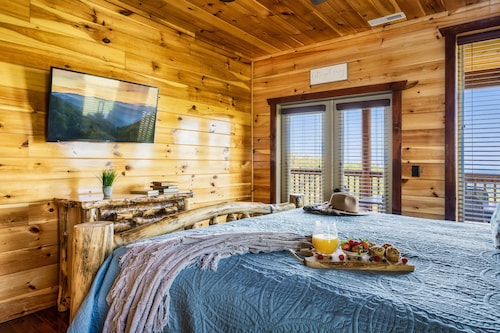 BEAUTIFUL Views!• 7mi ➡️Dollywood • 4 Ensuite Bedrooms • Hot Tub• Highly Rated ⭐️