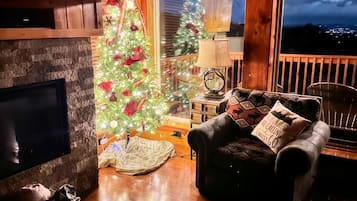 Smart TV, caminetto, videogiochi, lettore DVD