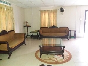 Lobby sitting area - Hotel Kashmir Lodge Muzaffarabad (Muzaffarabad)