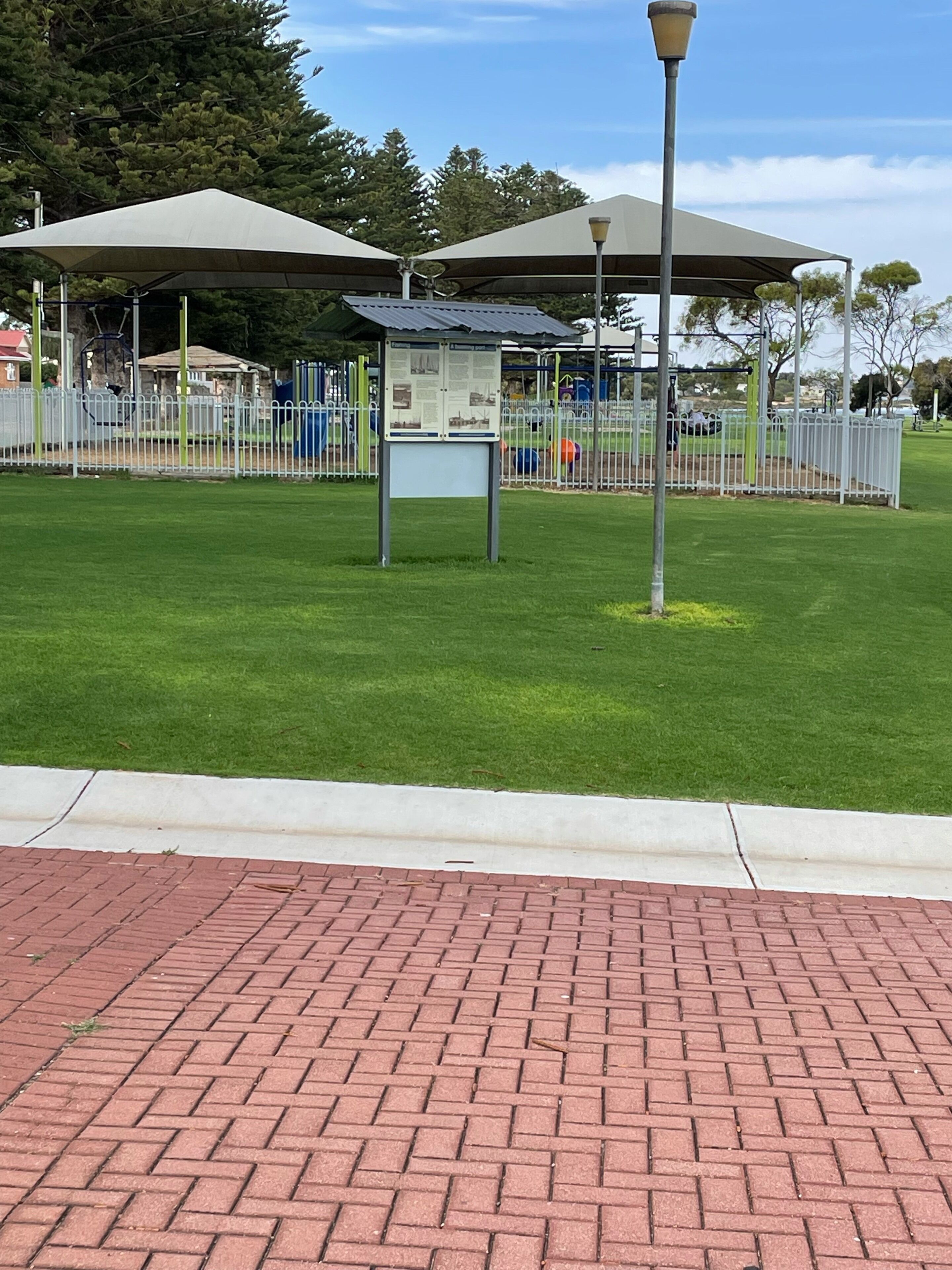 Great little Summer rental shack right on the beach...Available from Nov 9th. — image 5