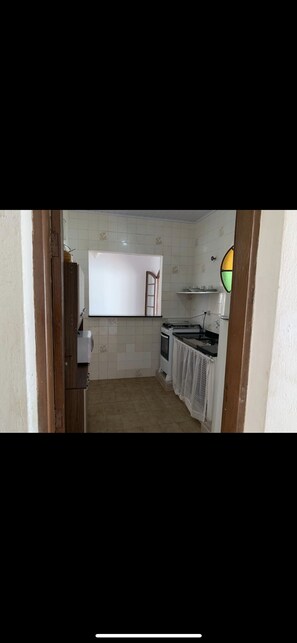 Réfrigérateur, plaque de cuisson, blender, tables à manger