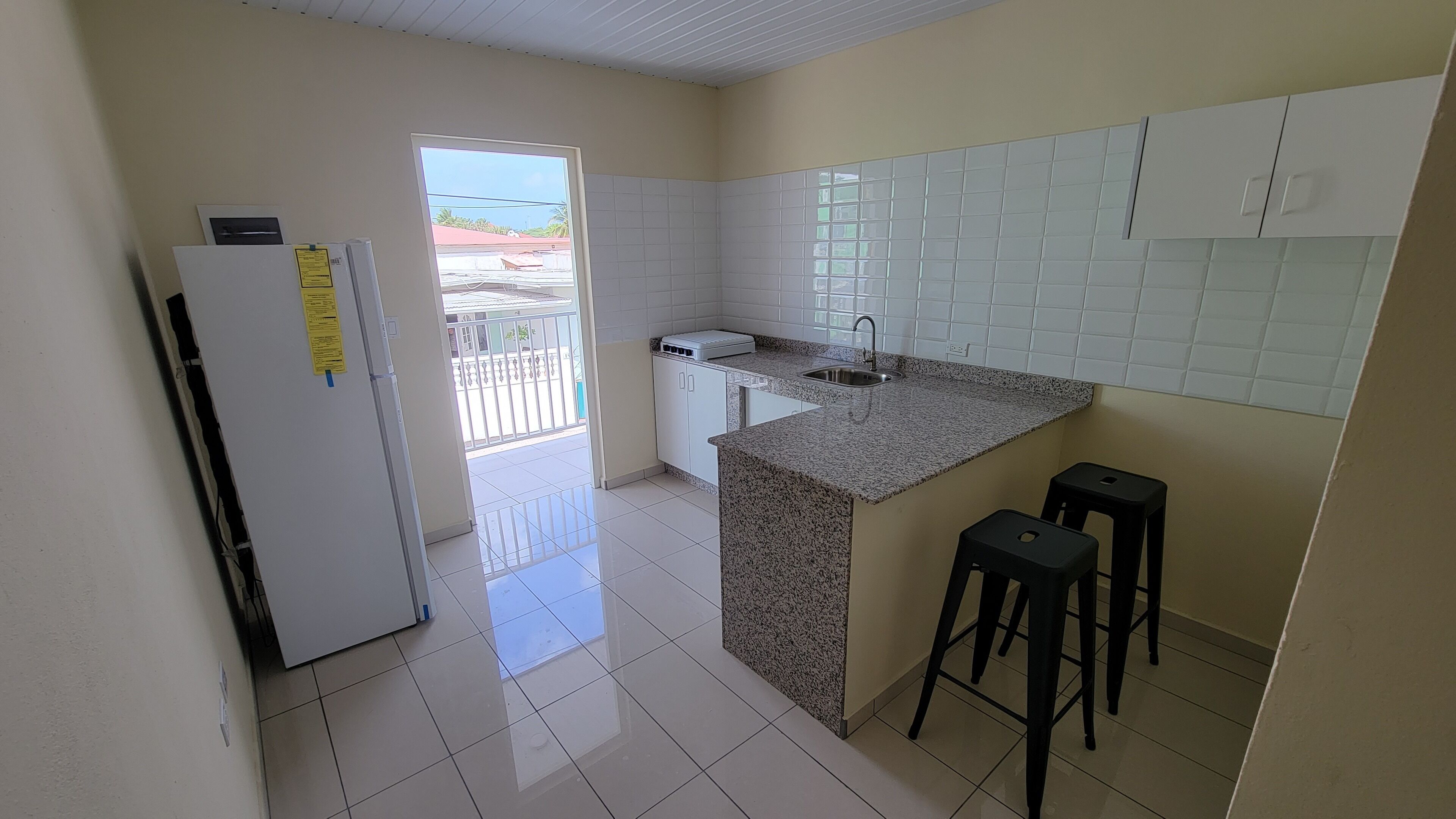 Kühlschrank, Mikrowelle, Herdplatte, Wasserkocher