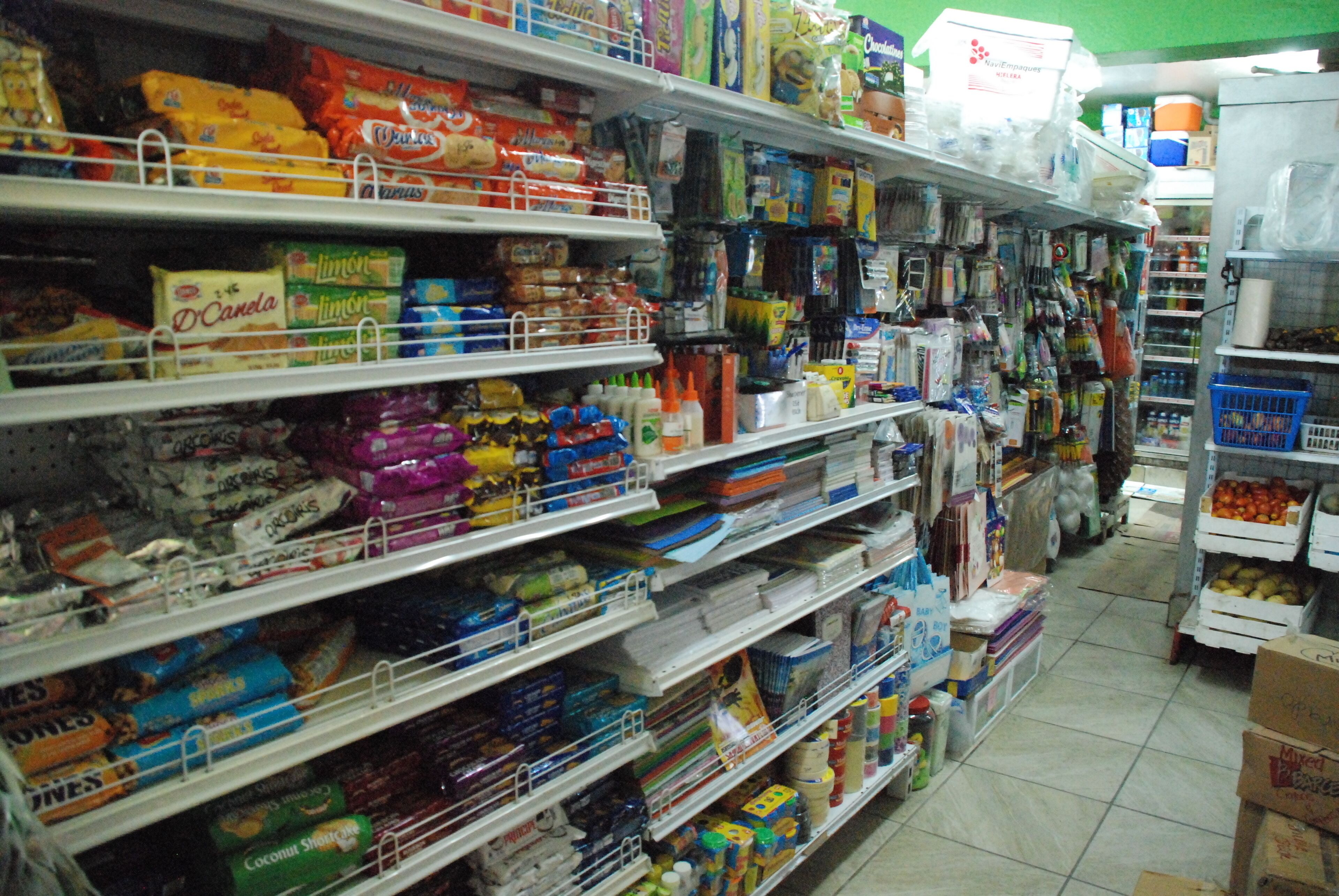 Un rayon d’épicerie où les étagères sont remplies de divers produits alimentaires et articles ménagers.