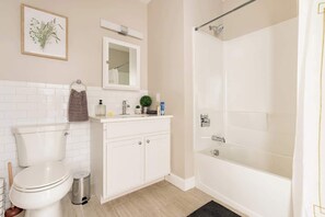 Combined shower/bathtub, hair dryer, towels, soap - Downtown - Mins to NYC FreeParking-Mins to EWR (Newark)