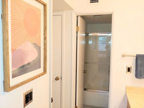 Combined shower/tub, hair dryer, towels