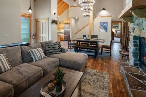 Dog Friendly Luxe Family Home | Marina, Trails