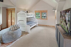 3 quartos, ferros/tábuas de passar roupa, berço de viagem