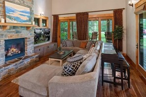 Smart TV, fireplace - Dog Friendly Luxe Family Home | Marina, Trails (Dover)