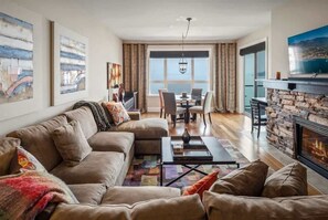 Smart TV, fireplace, offices - Waterfront Condo Downtown | Pool, Boat Slip (Sandpoint)