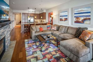 تلفزيون ذكي، مدفأة، مكتب