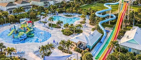 Parque aquático com várias piscinas escorregadorias e área de lazer.