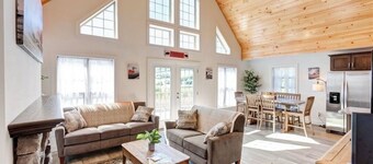 Cozy Country Cabin with Amazing Mountain Farm Views and Nearby Lake! EV-King Bed