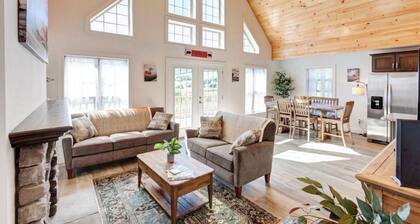 Cozy Country Cabin with Amazing Mountain Farm Views and Nearby Lake! EV-King Bed