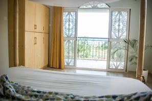 4 habitaciones, tabla de planchar con plancha y ropa de cama