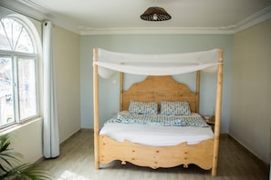 4 bedrooms, iron/ironing board, bed sheets