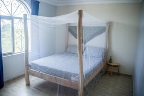 4 bedrooms, iron/ironing board, bed sheets