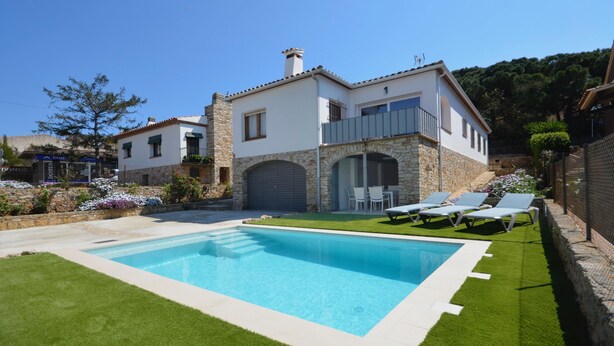 A two-story house with a swimming pool, stone walls, and a balcony with sun loungers. - To rent house with private pool in Begur, center (Begur)