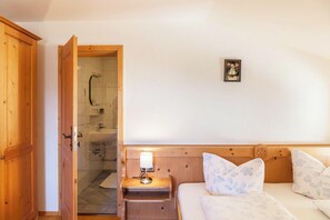 1 slaapkamer, een strijkplank/strijkijzer, gratis wifi, beddengoed