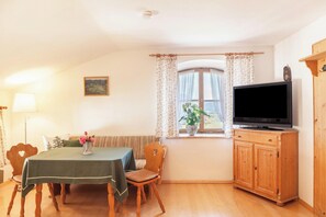 Dining - Holiday Apartment Talblick with Mountain View, Wi-Fi (Jachenau)