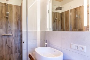 Een douche, een haardroger, handdoeken