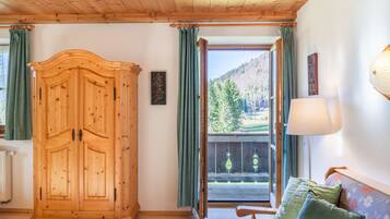 Een televisie en een tafeltennistafel