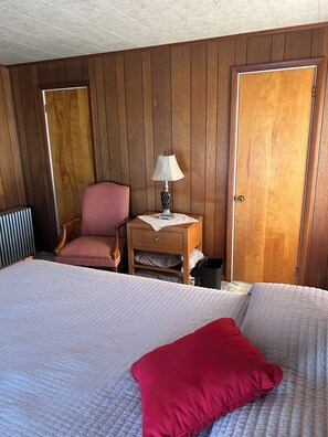 3 bedrooms, desk, iron/ironing board, free WiFi - Country Farmhouse (New Columbia)