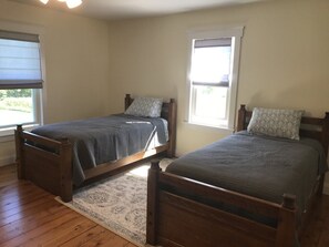 3 bedrooms, desk, iron/ironing board, free WiFi - Country Farmhouse (New Columbia)