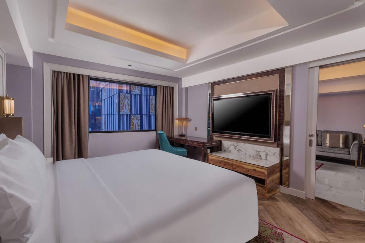 Premier Suite Club Lounge Access | Hypo-allergenic bedding, down duvets, minibar, in-room safe