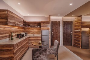 Executive Studio Club Lounge Access | منطقة المعيشة | تلفزيون ذكي بحجم 55-بوصة يعرض قنوات فضائية، تلفزيون