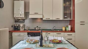 Jääkaappi, mikroaaltouuni, uuni, astianpesukone